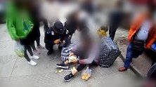 云南昆明：男子身无分文露宿街头，这时他拿来了一碗热面