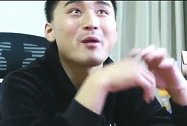 抠门董事长拿二块钱让员工买烟，没想员工只买回一根，太机智了