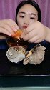 咱也不知道小姐姐用大海螺蘸的什么酱吃的，看着就香