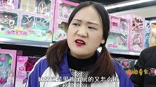 童年短剧：表哥带傻妞上超市，给傻妞买了吃鸡玩具，表哥太好了