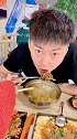 这就是夫妻之间的默契一个声音一个动作！