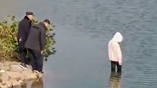 安徽安庆：女生在警察注视下溺亡？官方：涉事民辅警停职