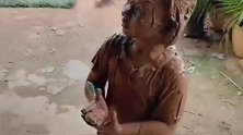 农村的熊孩子掉进泥坑之后，被妈妈揍得搞笑操作！