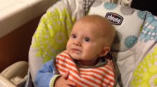 小宝宝第一次吃青豆泥，好难吃又不敢说，只能委屈的边吃边流泪