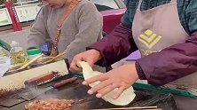 街边美食”铁板鱿鱼卷饼“，香气扑鼻，味道美极了