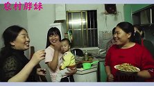 一家之主大洋坐着吃大餐，胖妹站在一旁端菜，大洋长本事啦