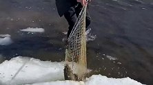农村大哥敲碎冰块就能捕获大鱼，回家以后就能起锅烧油了！