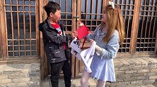 我见过好多女孩子 都是十八九岁 顶着人生中最漂亮的脸蛋 为男孩子掉眼泪 真的不值得街拍 姐弟 包治百病