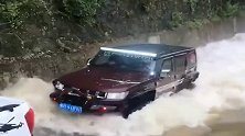 这司机是个狠人，洪水直流，就这么直接开上来了！
