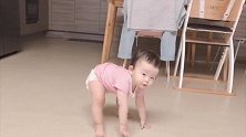13个月小宝宝按着地板突然站起来，动作像表演杂技似的，真逗！