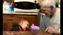 小宝宝第一次见到爷爷，接下来小宝宝歪着头对爷爷笑个不停！