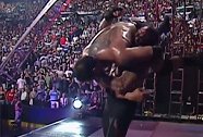 疯狂！WWE送葬者被巴蒂斯塔爆摔 两人撞断灯架满脸血