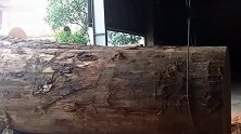 厂里新拉来的木头，两米粗的直径，只能用大吊车才能运进车间