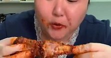 胖姐吃麻辣羊蹄，这吃相让人不忍直视，网友：不怕三高吗