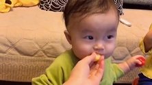 小宝宝吃个水果都能开心成这样，小模样太萌了，真叫人喜欢！