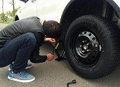跑长途时轮胎被长钉刺破怎么办？学会这3招，新手也能轻松应对！