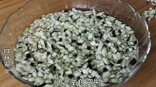 我家吃豆腐从不炒着吃，都是加根茄子这样做，上桌连个汤汁都不剩