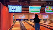 美女是打保龄球的高手，球扔出去后，全部命中。