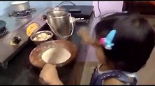 三岁小女孩学做饭，这擀面技巧好娴熟啊，一看就平时没少帮忙