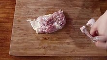 教你香煎鸡腿的做法，腌制鸡腿有窍门，做出来的鸡肉越吃越香