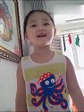 可爱小萝莉学英文歌，接下来萝莉的一个动作，萌翻了