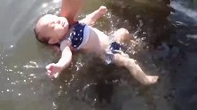 这么小就会仰泳，这宝宝，真的有这么厉害吗