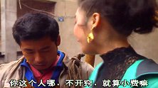 大叔帮美女提东西，美女给他点小费，万万没想到他还拿着不舒服