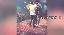 张致恒现身某酒吧献唱，被男观众上台亲脸，此前网上乞讨被嘲