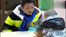 张俊豪一直抱着自己的“宝贝”不给看，还说要给它暖和暖和！