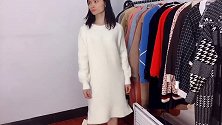 有一种女装叫“开叉毛衣裙”，初春建议入手一件，出行穿时髦减龄