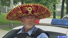 搞笑恶作剧：交警查个证件换了好几顶帽子，车主看傻了