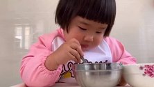 小宝宝果真是个吃货，吃起东西来真的是两眼放光，简直太萌了！