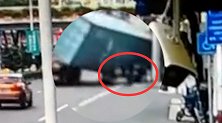 惊险！半挂车闯入禁行区域 集装箱侧翻压倒2名行人