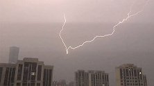 深夜济南遭狂风暴雨，电闪雷鸣如魔幻大片 网友：上厕所都不用灯