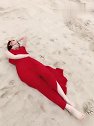 红裙美女唯美的沙滩美拍，美的就像仙子