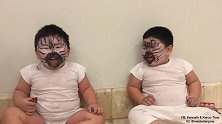 双胞胎小胖子画了个花脸妆，两人对视一眼立马笑开了花，太逗了