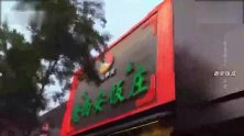 西安的羊肉泡馍那么好吃，秘密全在汤！饭店每天一百多斤骨头熬汤