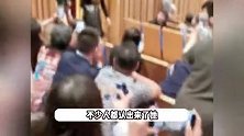 59岁宋祖英看戏被偶遇，皮肤白皙气质佳看着像40岁，后脑勺秃一块抢镜
