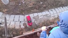 高空坠物能把汽车挡风玻璃砸碎，老外实测，开车要谨防天降横祸！