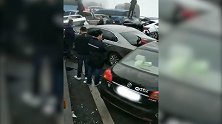 贵州37车连环追尾，23人受伤，现场一片狼藉