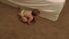小baby自己下床，一点点往下蹭，这下床技巧太溜了