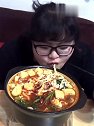 山东胖萝莉直播狂吃肥牛米线，看她吃的好过瘾