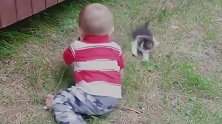宝宝也能逗猫，还要把猫抱在怀里，太有爱了！
