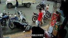 两个男子骑着摩托车突然摔倒，没想到双双没命，若不是监控