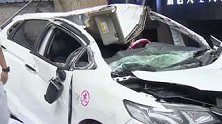 贵州毕节：高空侧翻！立体车库停车出意外 男子：几乎报废了
