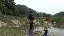妹子和小美女在小溪流，抓到几十块钱一斤的土货，这么多都没人抓