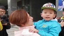 护士长大姐，和孩子相互拥抱在一起，给足孩子的安全感！