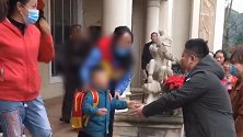 爸爸接娃能有多尴尬：遭老师和孩子双重否认 大喊我真是他爸爸