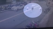中国台湾：女店员不慎摔破酒杯 男子事后纠集人马砸店报复