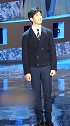 井柏然的造型一直帅气逼人，西装和运动型都能轻松驾驭